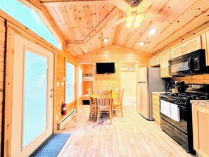 大型冷蔵庫、電子レンジ、オーブン、トースター