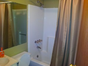 Cabin, Multiple Beds, Non Smoking, Kitchen (No Pets Allowed) | Bathroom