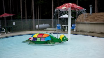 Una piscina al aire libre de temporada, sillones reclinables de piscina