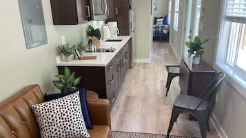 Rumah, 1 kamar tidur (No pets, tiny house, linens included) | Area keluarga