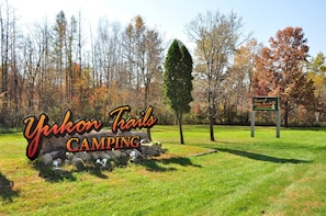 Property entrance - Yukon Trails RV & Camping Resort (Lyndon Station)