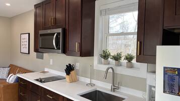 Casa, 1 habitación (No pets, tiny house, linens included) | Cocina privada | Refrigerador con congelador, microondas y parrilla de estufa