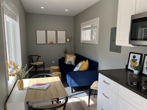 House, 1 Bedroom (No pets, tiny house, linens included) | Living area