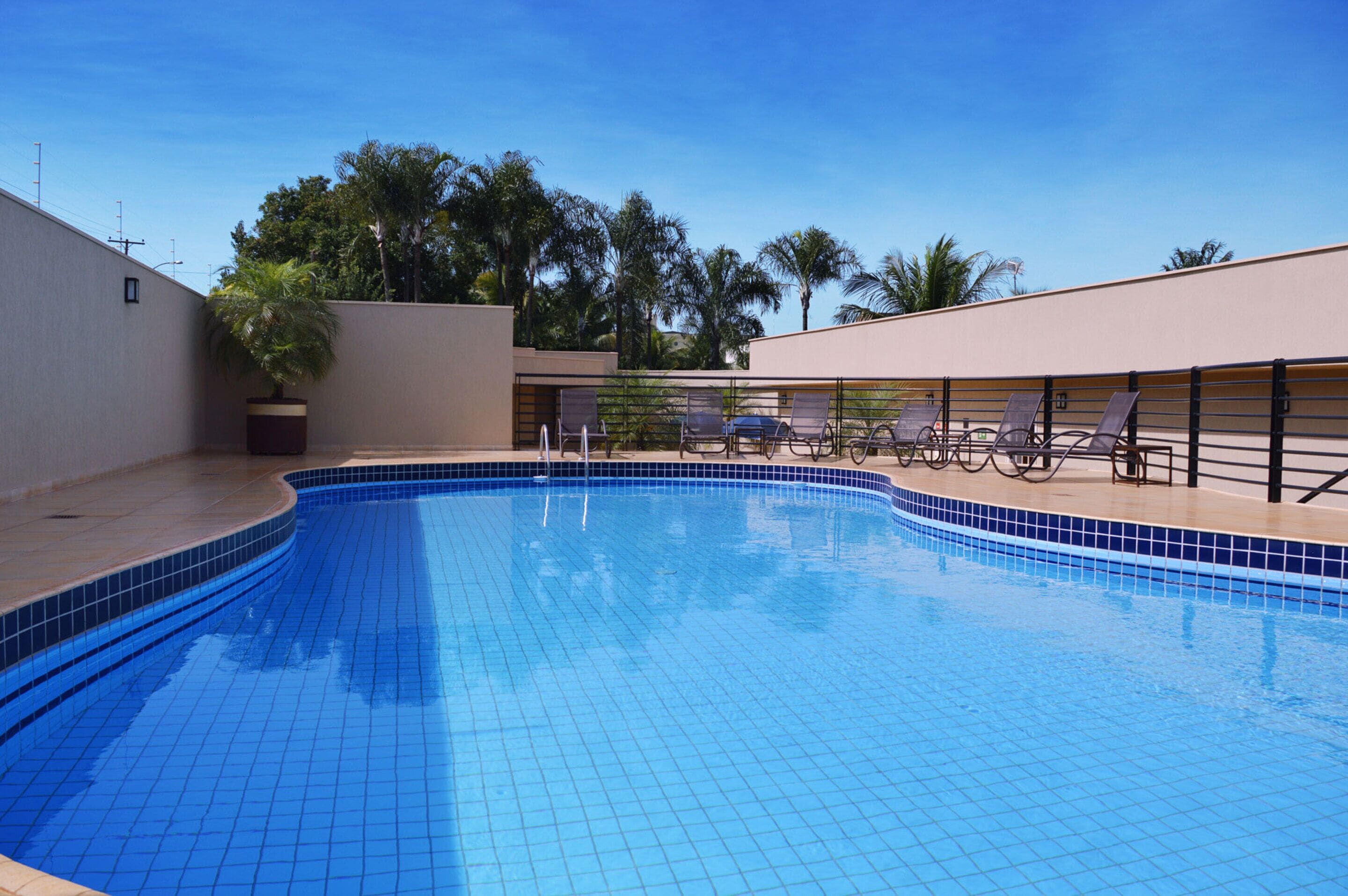 Piscina externa, funciona das 7h às 20h, guarda-sóis, espreguiçadeiras