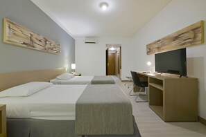 Bureau, espace de travail pour ordinateur portable, rideaux occultants