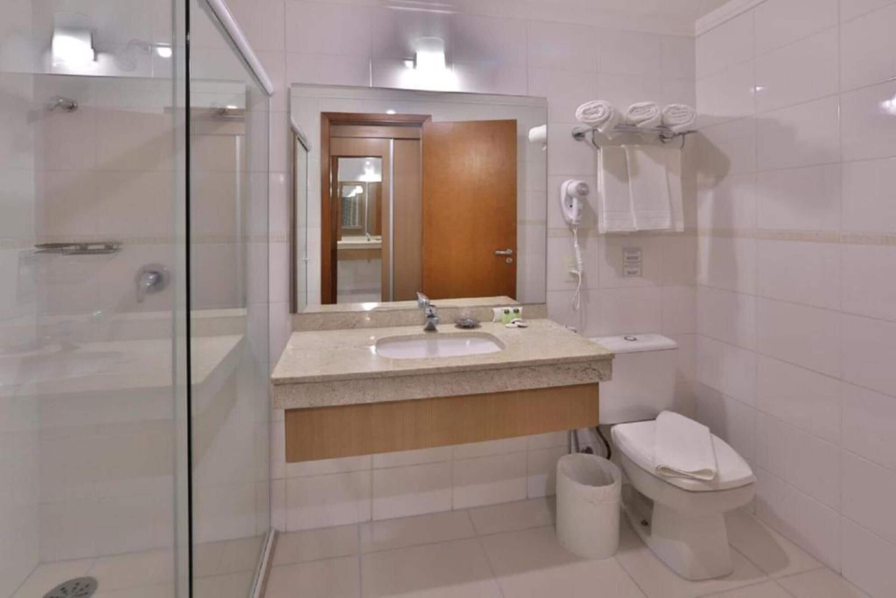 suíte família | desk, laptop workspace, blackout curtains, free wifi