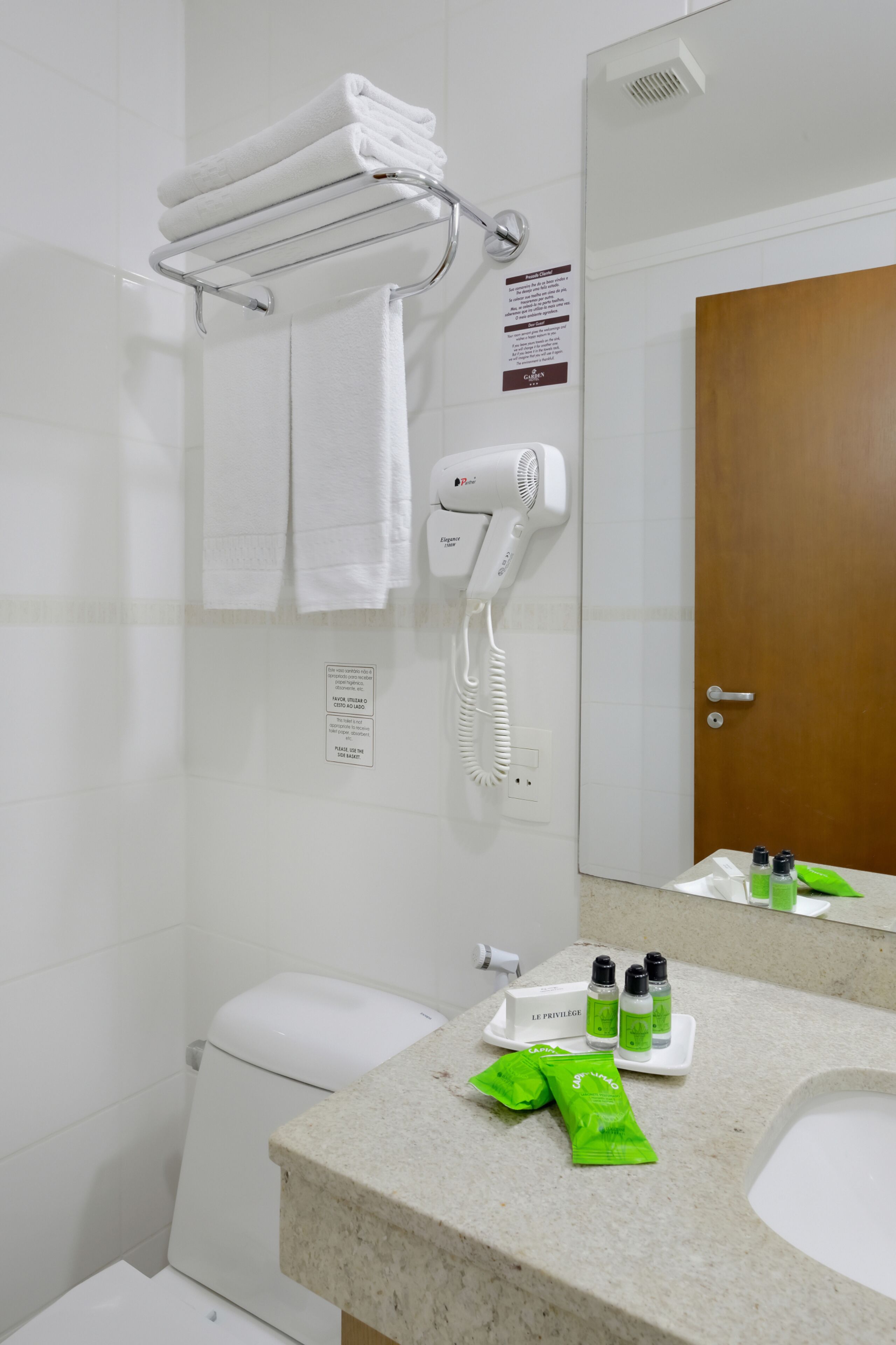 suíte premium | bathroom | free toiletries, hair dryer, towels, soap