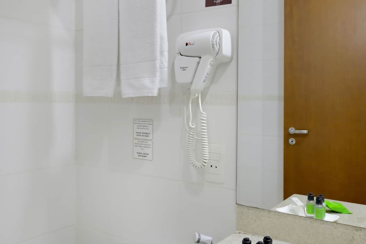 suíte premium | bathroom | free toiletries, hair dryer, towels, soap