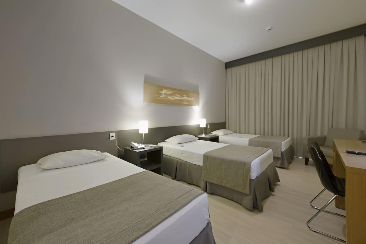 suíte luxo triplo | desk, laptop workspace, blackout curtains, free wifi