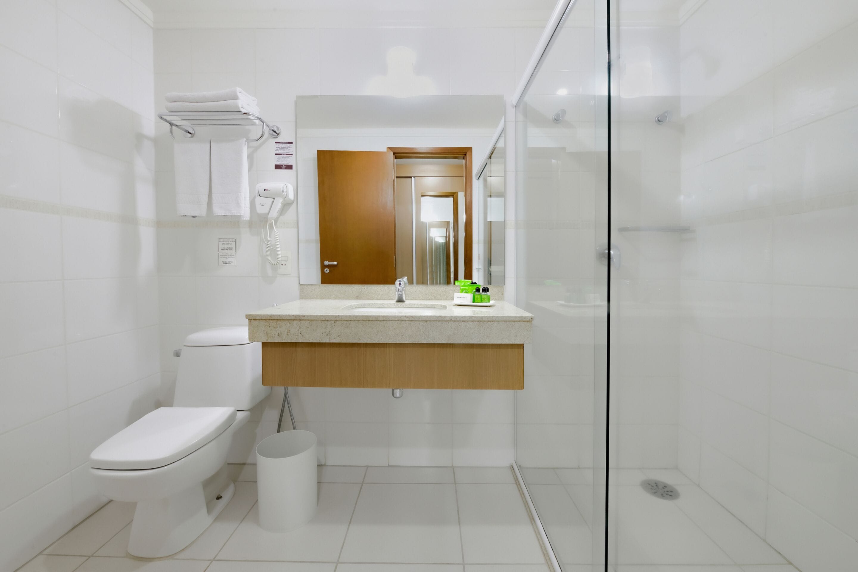 suíte premium | bathroom | free toiletries, hair dryer, towels, soap