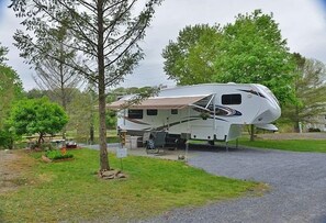 Property grounds - Robin Hill RV Resort & Campground - Caravan Park (Lenhartsville)