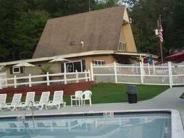 Una piscina al aire libre