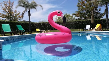 Una piscina al aire libre, tumbonas