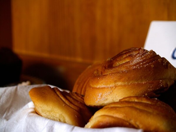 A basket of freshly baked bread rolls. - Nave Redonda do Cerro (Odemira)