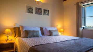 Escritorio, sistema de insonorización, wifi gratis y ropa de cama