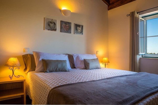 Comfort Apartment, 1 Queen Bed, Kitchen, Slope side | Desk, soundproofing, free WiFi, bed sheets