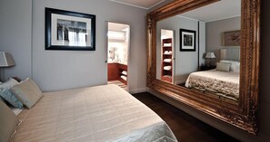 Minibar, caja de seguridad en la habitación y escritorio