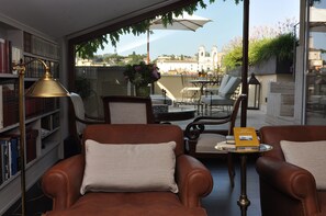 Luxury Apartment, Terrace, City View | Living room | Flat-screen TV, tablet - La Scelta di Goethe (Rome)