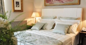 Frigobar, cofres nos quartos, escrivaninha, quartos à prova de som