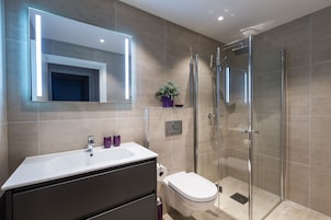Apartamento, 4 habitaciones | Baño | Ducha, secador de pelo y toallas