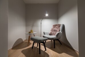 아파트, 침실 4개 | 거실 | 평면 TV, DVD 플레이어