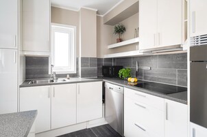 Apartment, 3 Bedrooms | Private kitchen | Full-size fridge, microwave, oven, stovetop