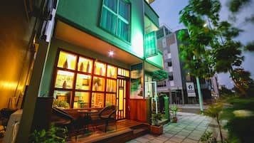 Vista frontal de la propiedad