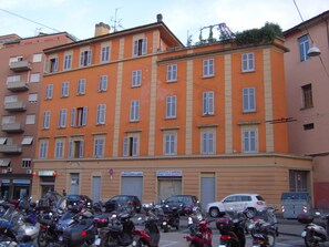 Un edificio a più piani con molte finestre e balconi.