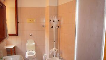 Regadera, bidet, toallas