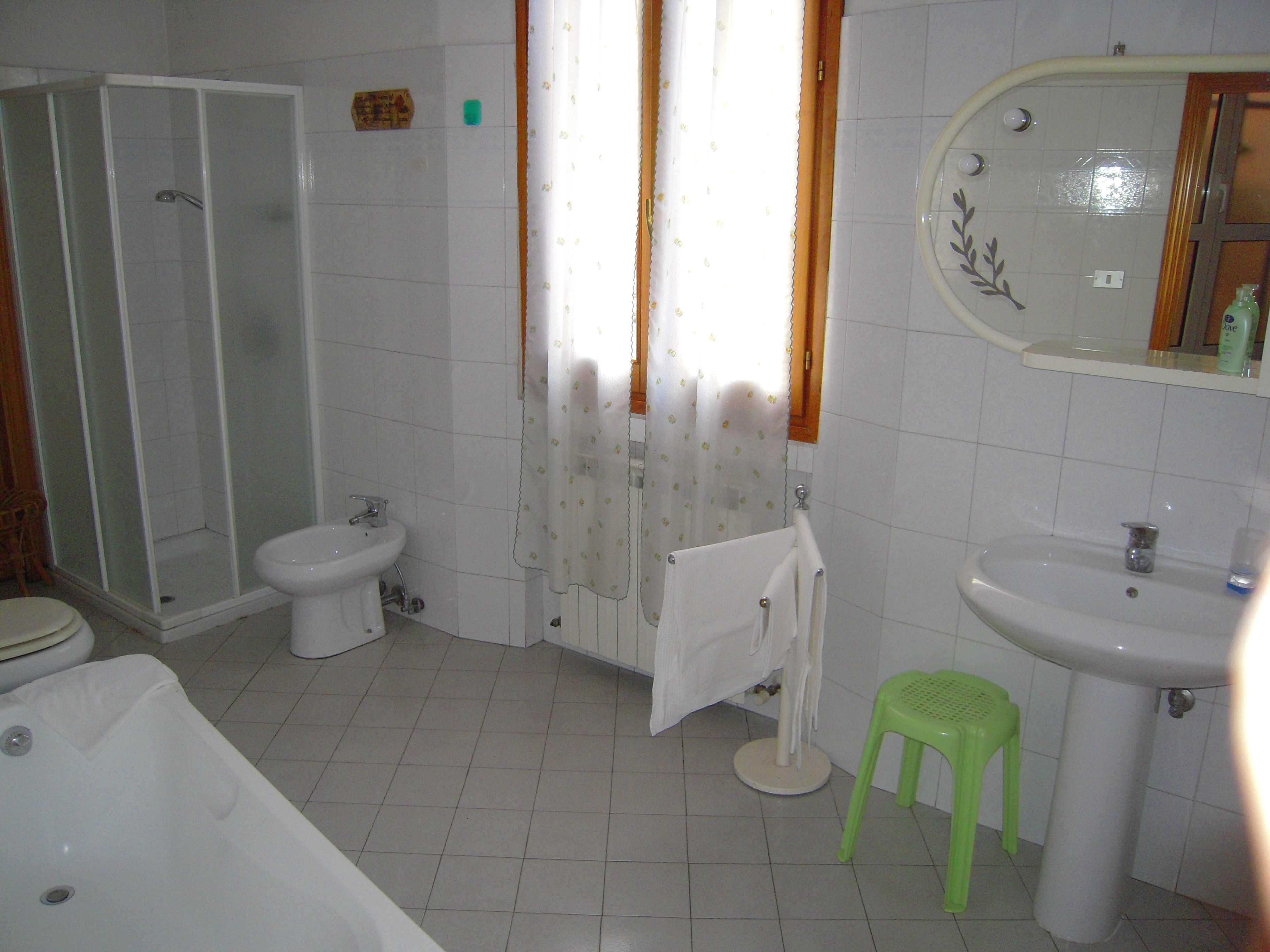 Douche, bidet, serviettes fournies