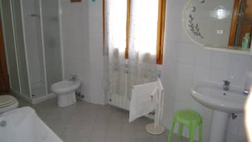 Douche, bidet, serviettes fournies