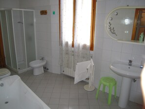Shower, bidet, towels