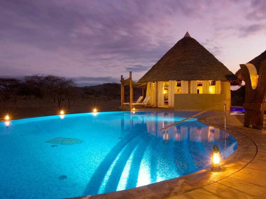 Utendørsbasseng og solsenger