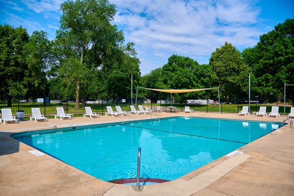 3 outdoor pools, pool loungers