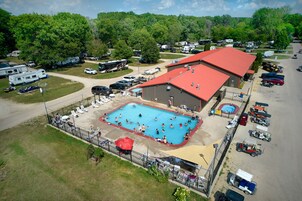 3 piscinas al aire libre, tumbonas