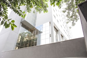 Ein modernes Gebäude mit reflektierenden Glasfenstern und einer geometrischen Fassade.
