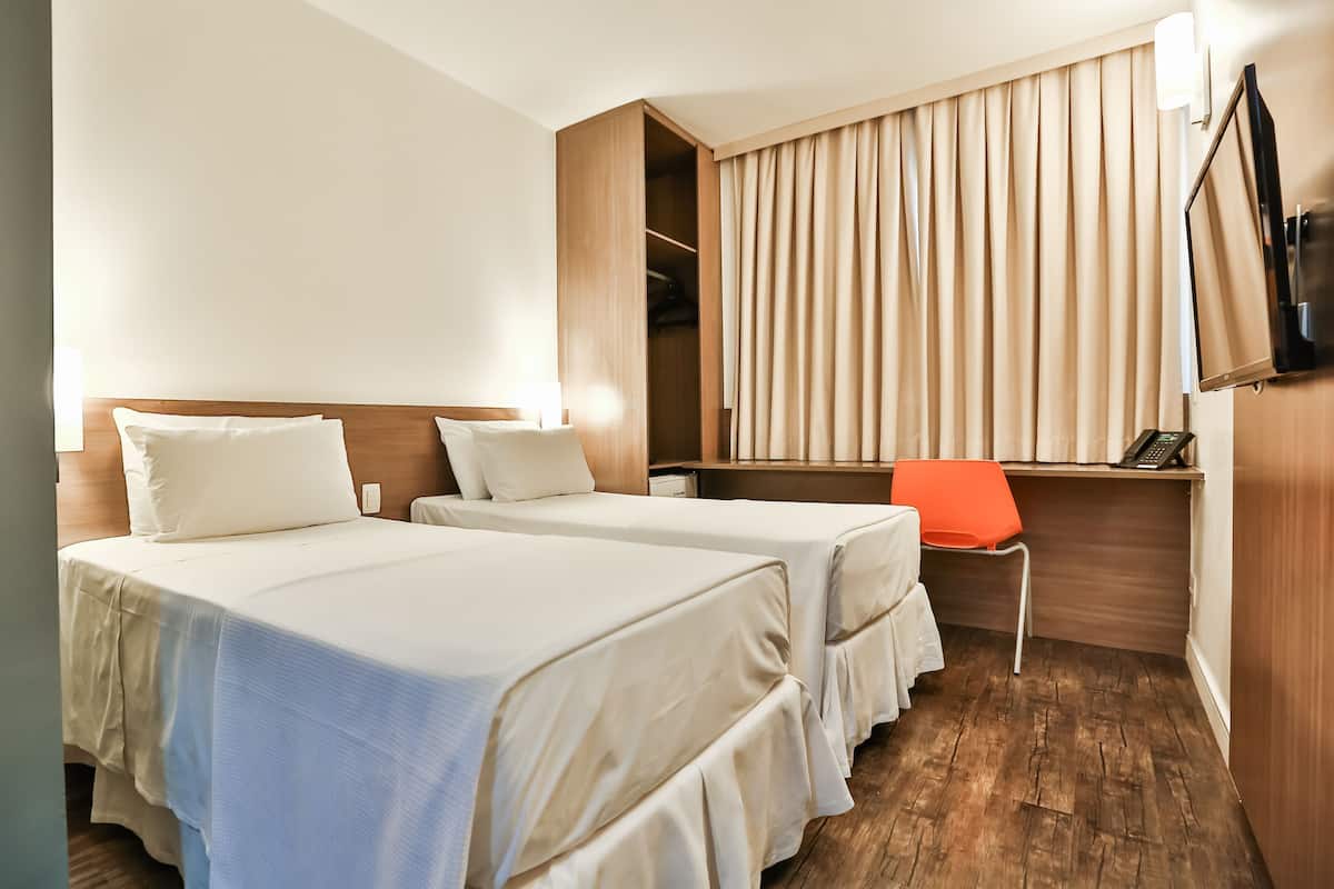 Frigobar, cofres nos quartos, escrivaninha