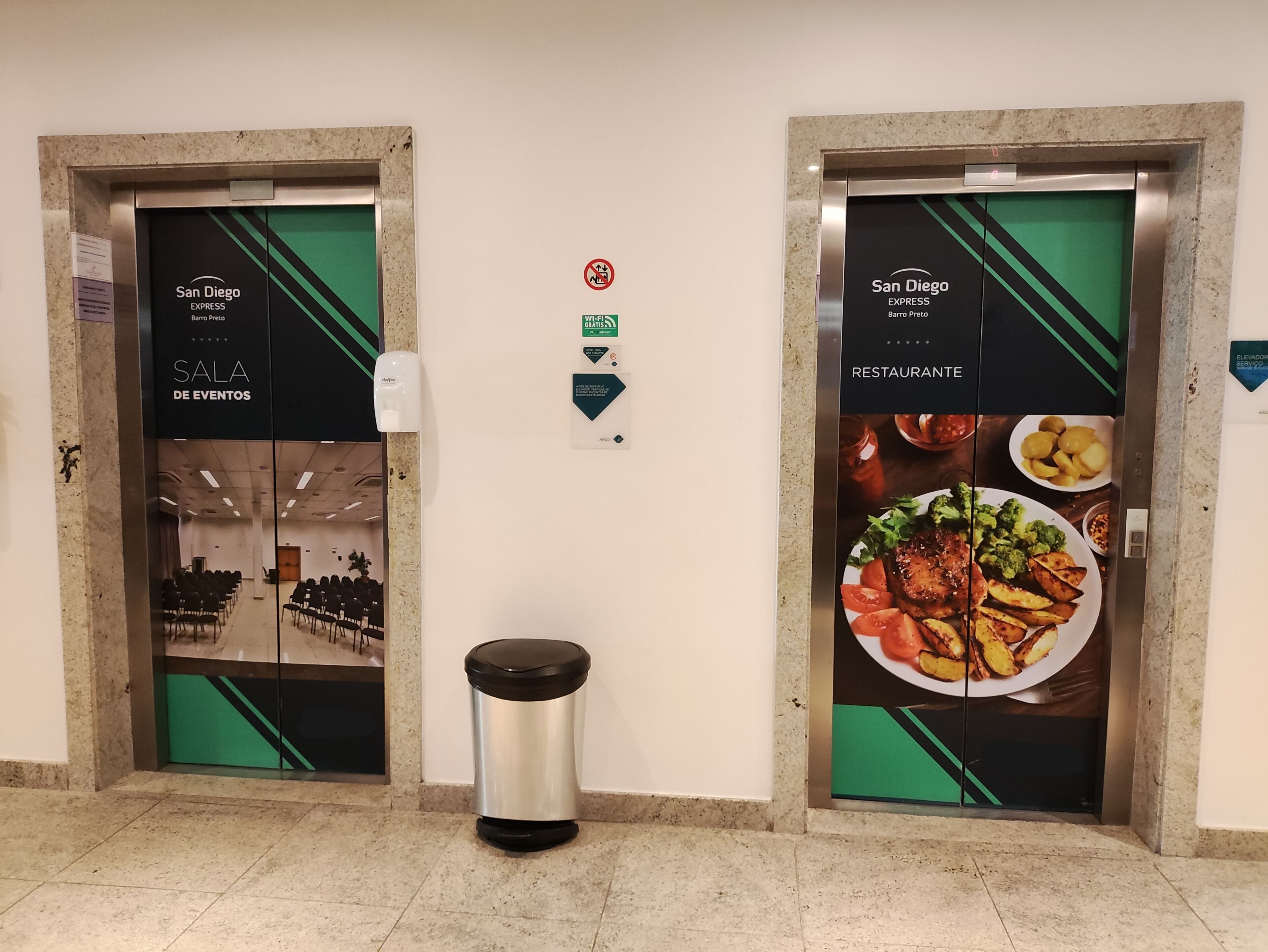 Dues portes d'ascensor amb el logotip de San Diego Express, una que condueix a una Sala d'Esdeveniments i l'altra a un restaurant.