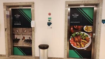 Dues portes d'ascensor amb el logotip de San Diego Express, una que condueix a una Sala d'Esdeveniments i l'altra a un restaurant.