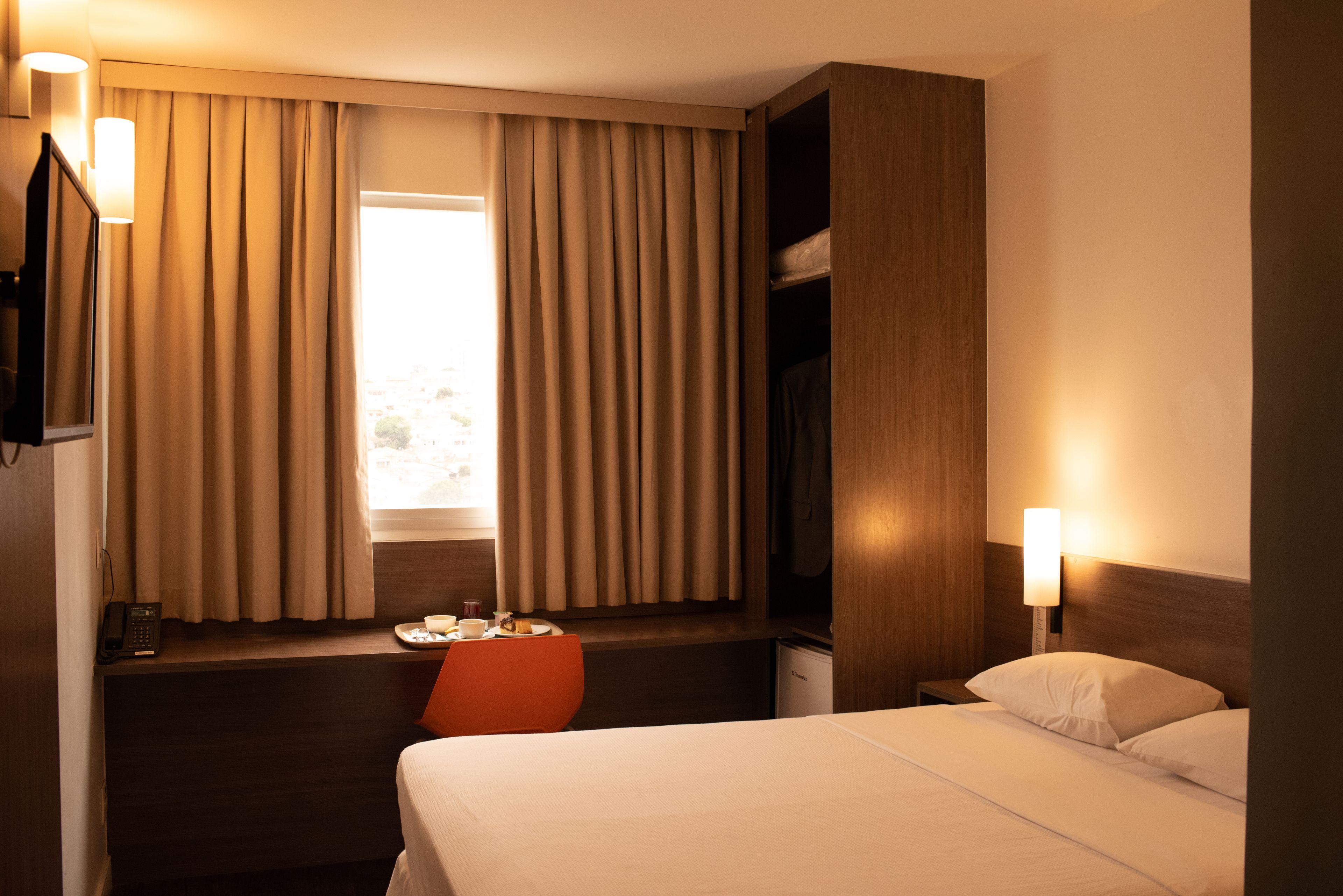standard double room | minibar, in-room safe, desk, laptop workspace