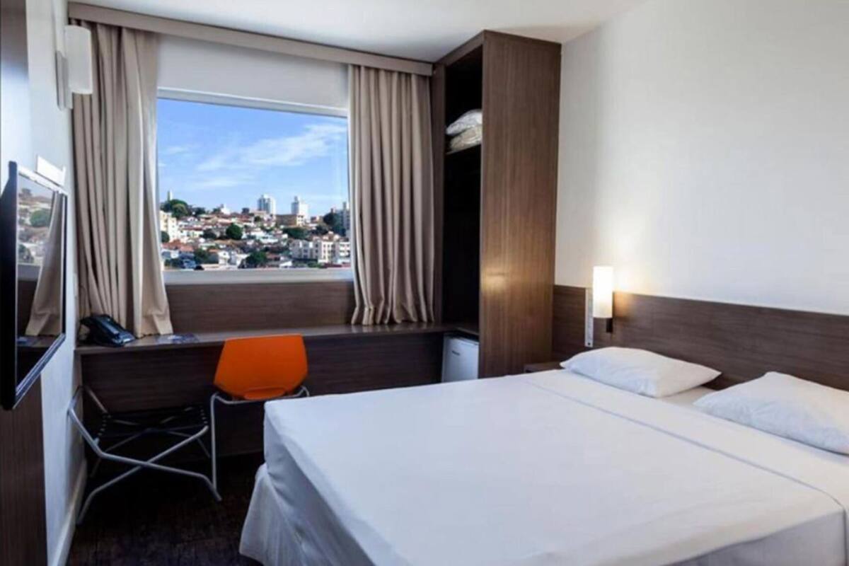 Minibar, coffres-forts dans les chambres, bureau
