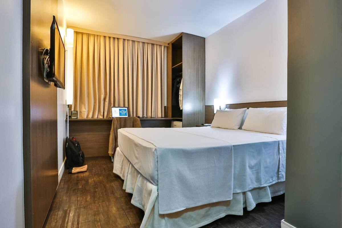 Minibar, coffres-forts dans les chambres, bureau