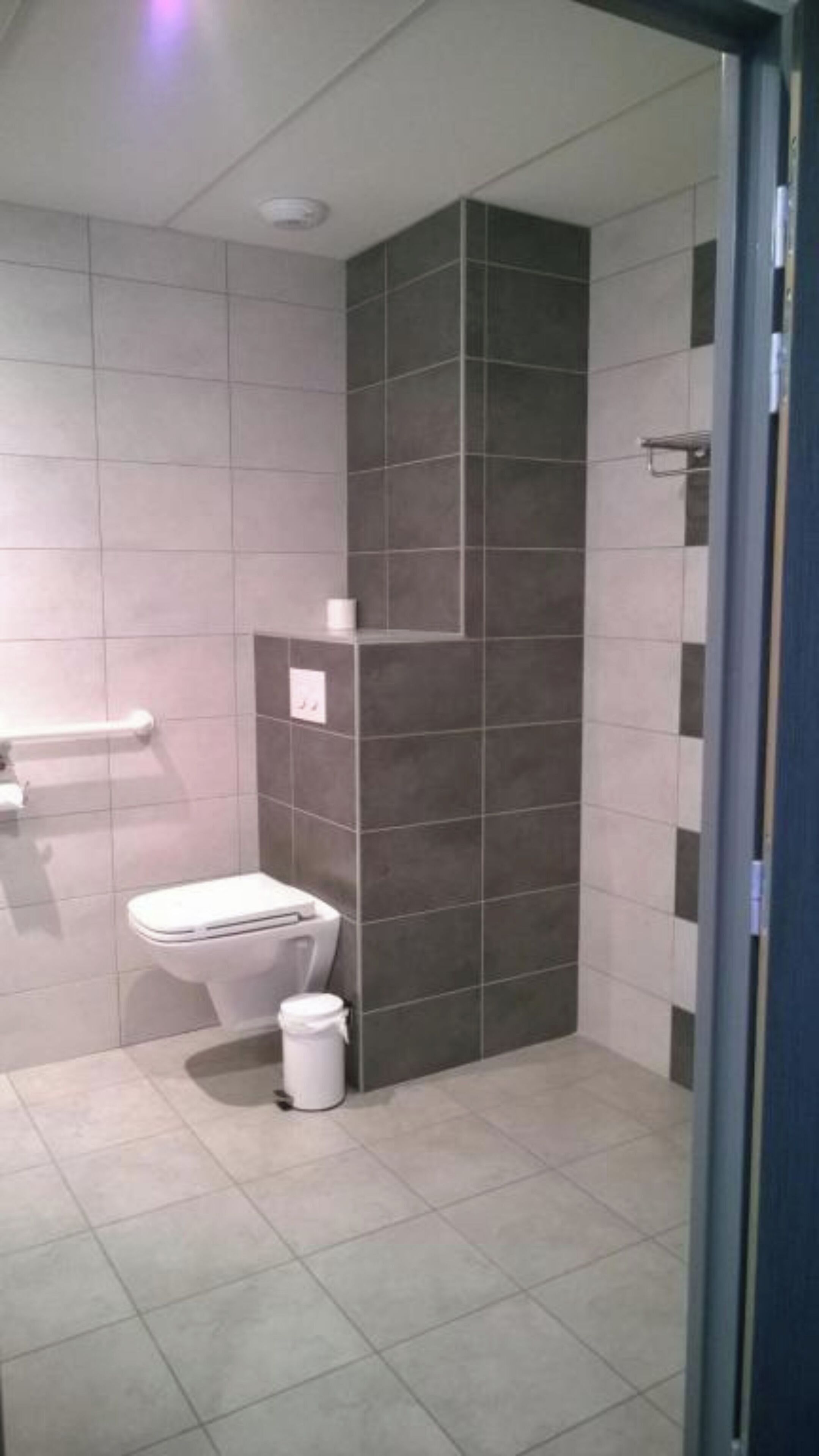 double room, accessible | bathroom | hair dryer, towels, soap, shampoo