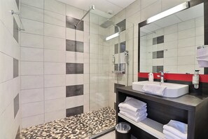 Hair dryer, towels, soap, shampoo - Hôtel des Lumières Lyon Meyzieu Arena Stadium (Meyzieu)