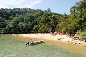 Playa privada, traslado desde/hacia la playa, camastros y sombrillas 