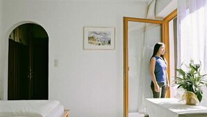 Dobbeltrom, balkong | Safe på rommet, skrivebord og ekstrasenger (mot et tillegg)