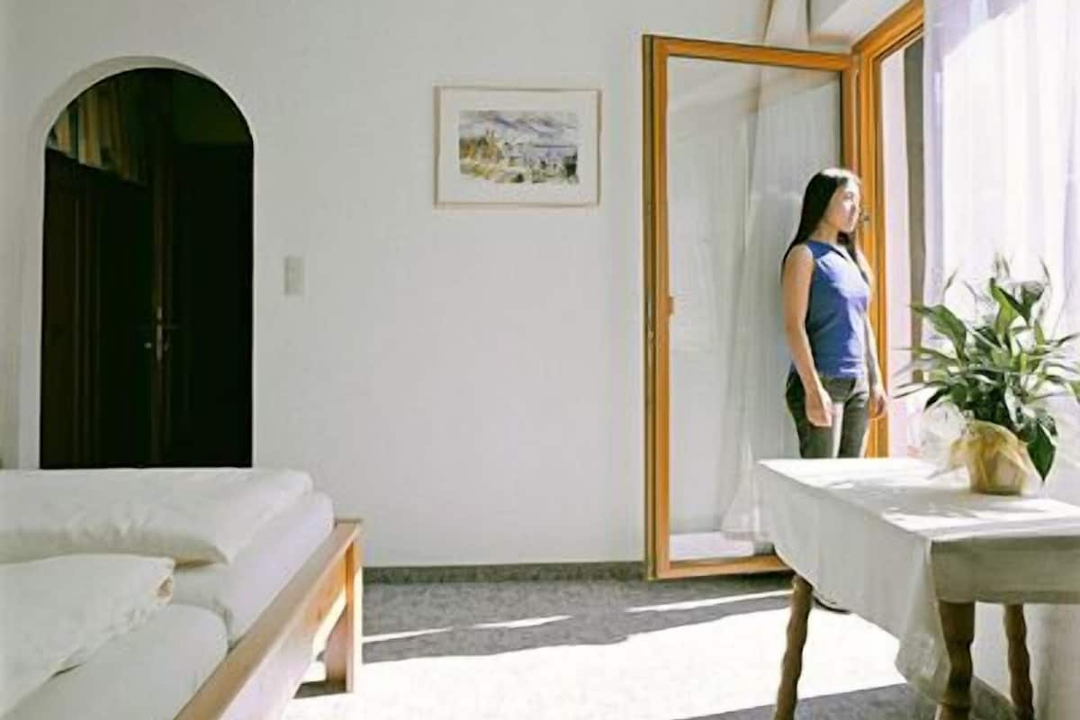 Tweepersoonskamer, balkon | Een kluis op de kamer, een bureau, extra bedden, gratis wifi