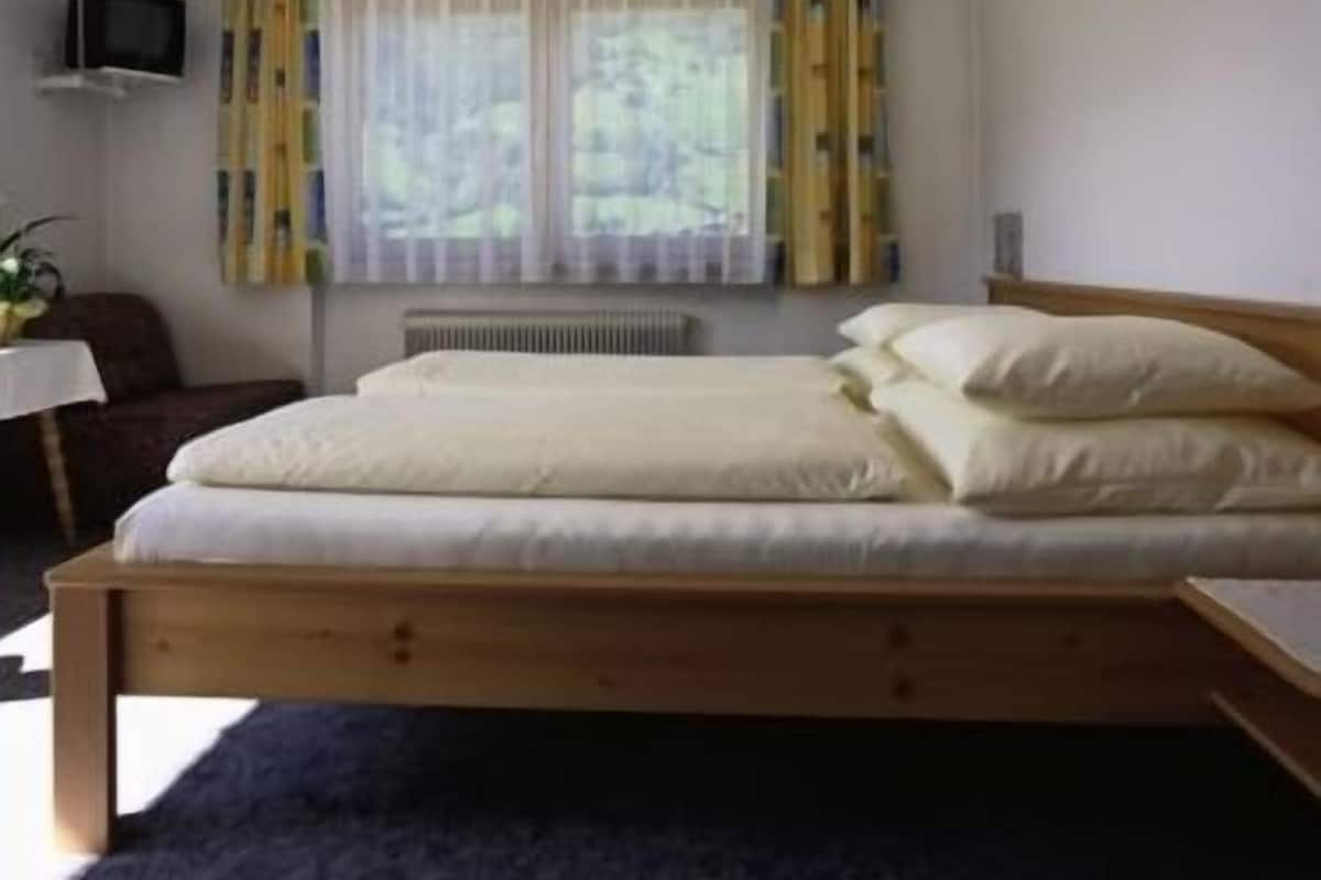 Safe på rommet, skrivebord og ekstrasenger (mot et tillegg)