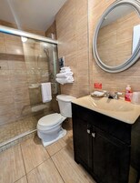 Comfort Room, 1 Queen Bed, Non Smoking | Bathroom