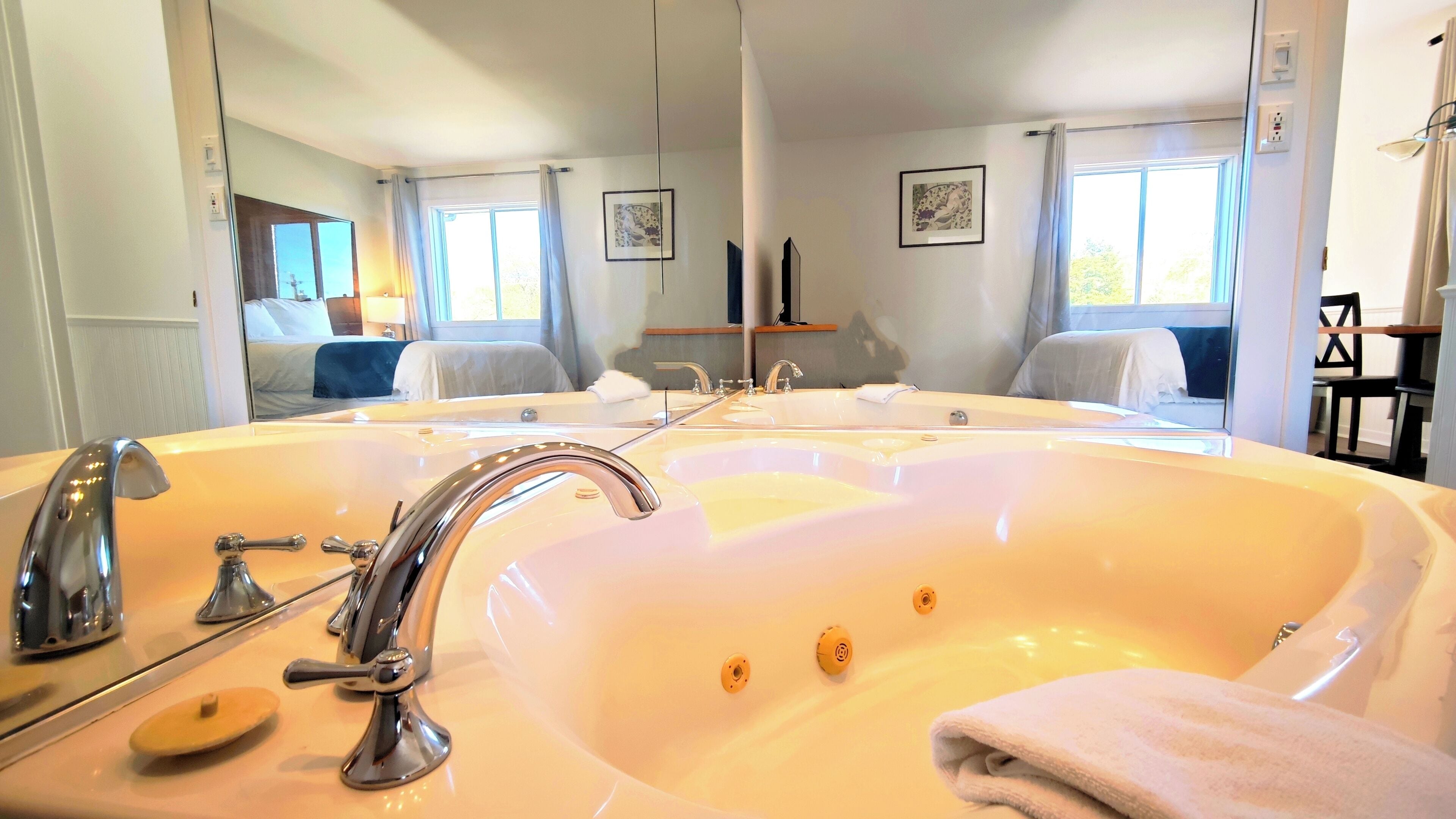 Suite Confort, 1 cama de matrimonio, no fumadores, bañera de hidromasaje | Bañera de hidromasaje privada
